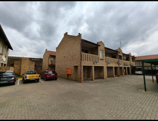 1 BEDROOM APARTMENT FOR SALE IN RUSTENBURG CENTRAL